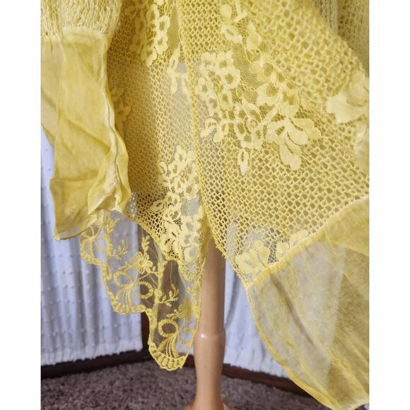 S45 Lacy, sparkly, sunny yellow sweater - Picture 3 of 11